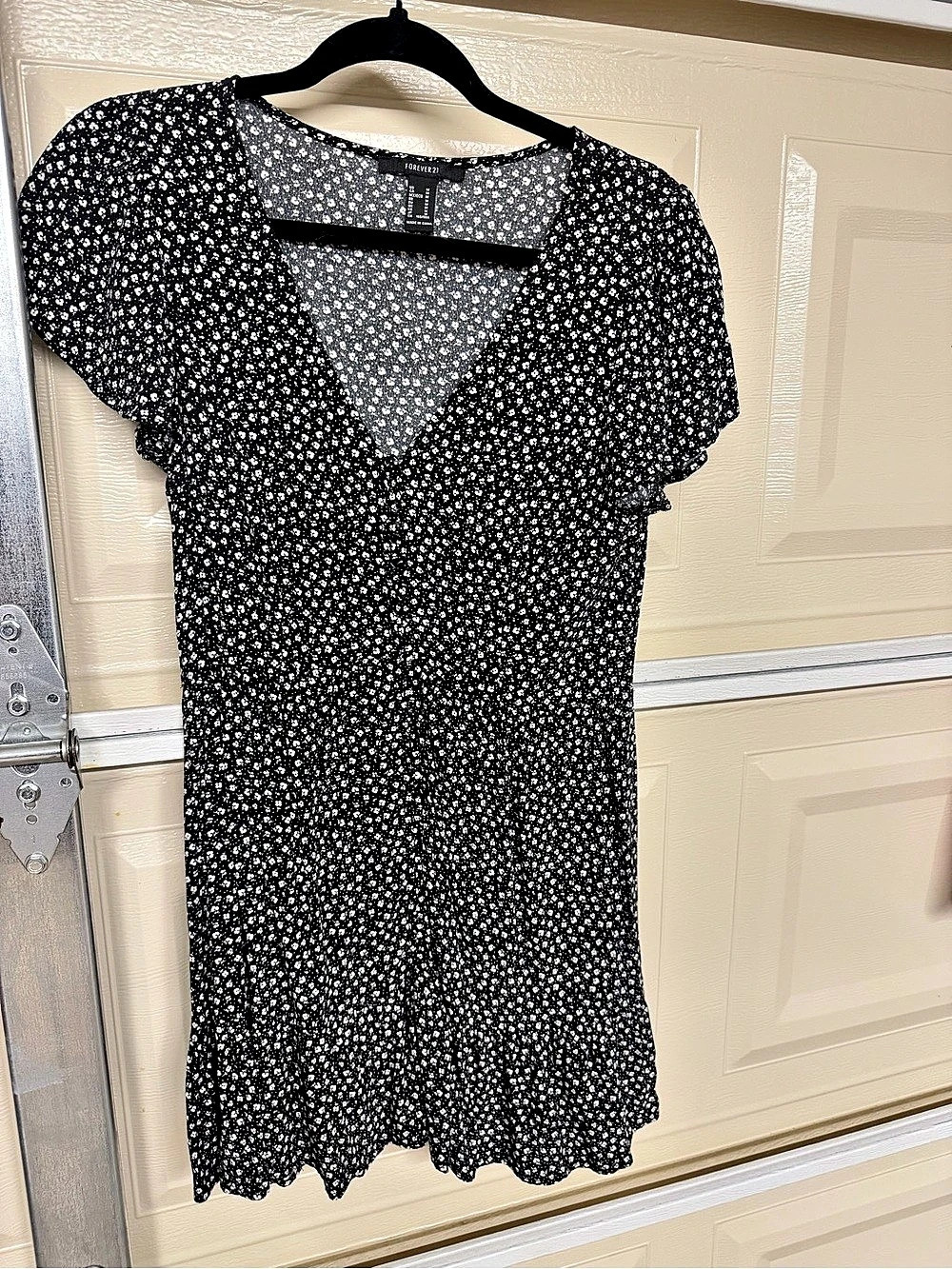 Forever 21 Floral Mini Dress in Black & White Size Medium